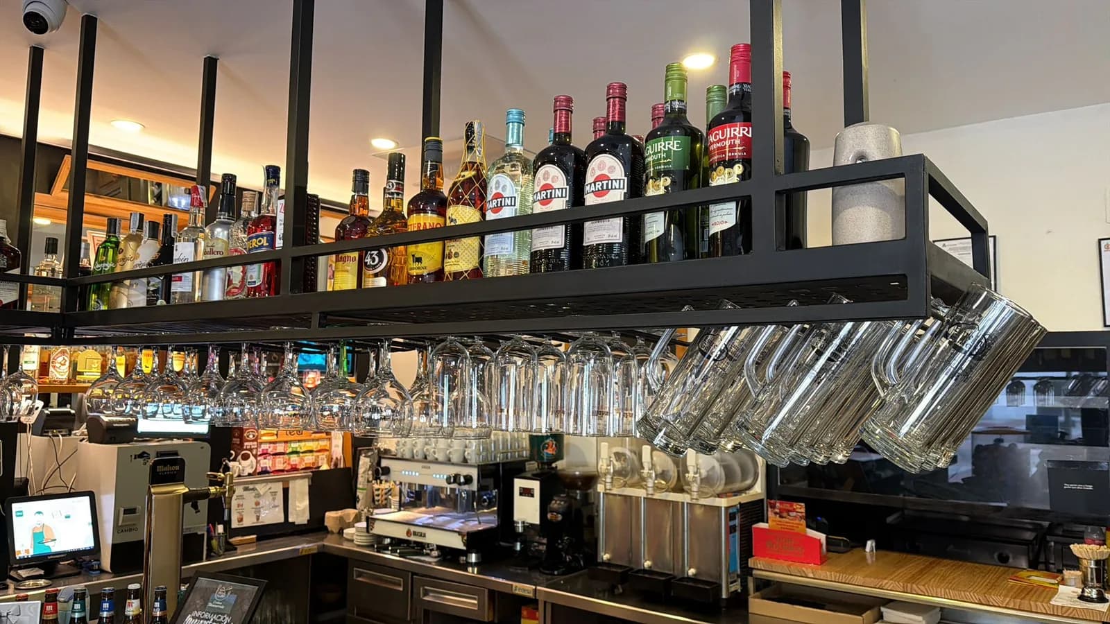 Botellero sobre la barra de Cadena Monserrate