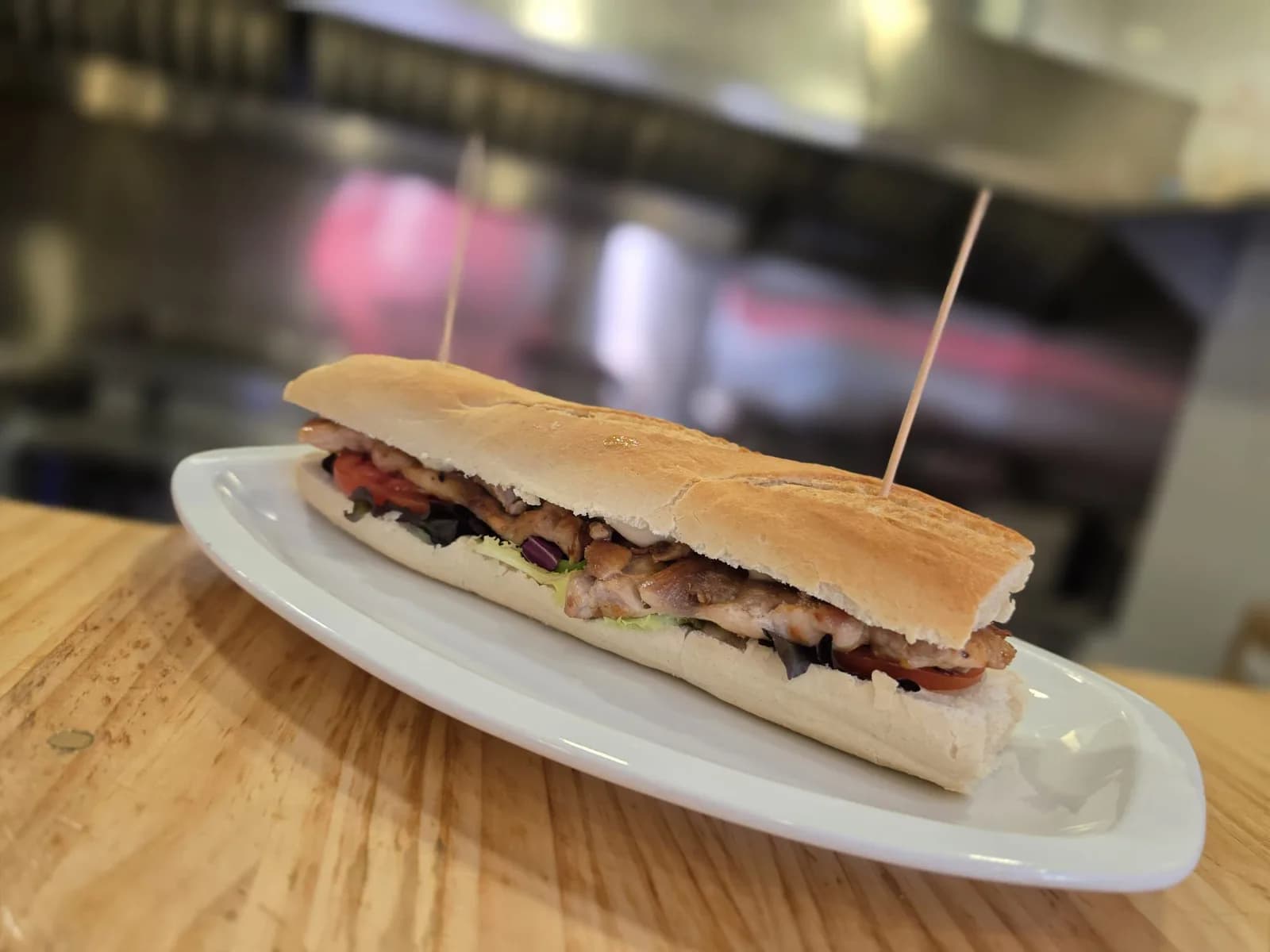 Bocadillo de lomo a la plancha con lechuga y tomate en pan crujiente